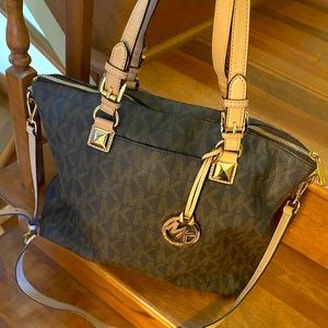Michael Kors logo bag (like new)